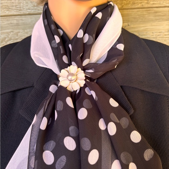 Floral Pearl Scarf Ring - Picture 6 of 14